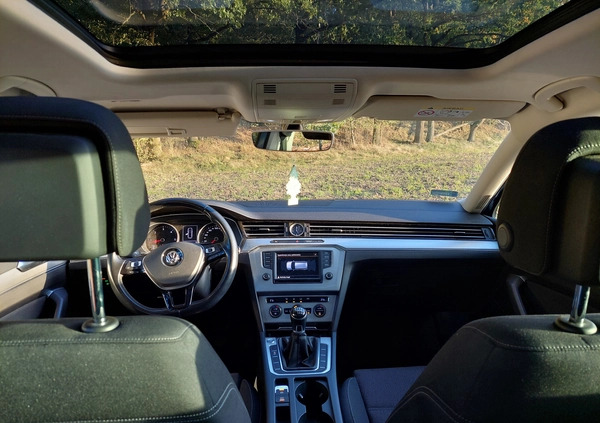 Volkswagen Passat cena 46999 przebieg: 239000, rok produkcji 2015 z Gostyń małe 301